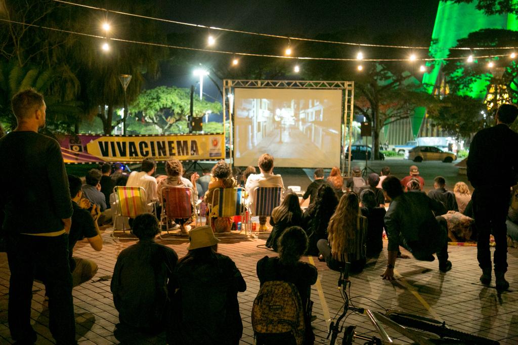 prefeitura-de-maringa-promove-sessao-de-cinema-itinerante-movida-a-energia-solar-bg-7097-c5823 (1)