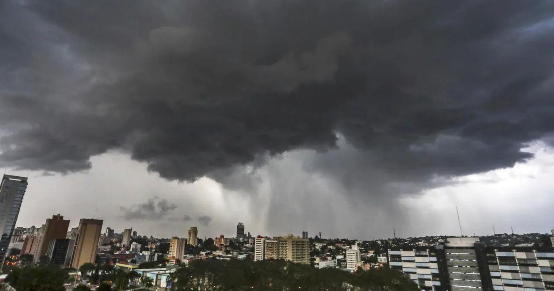 Paraná enfrenta estragos causados por ventos fortes e chuva; alerta continua para hoje