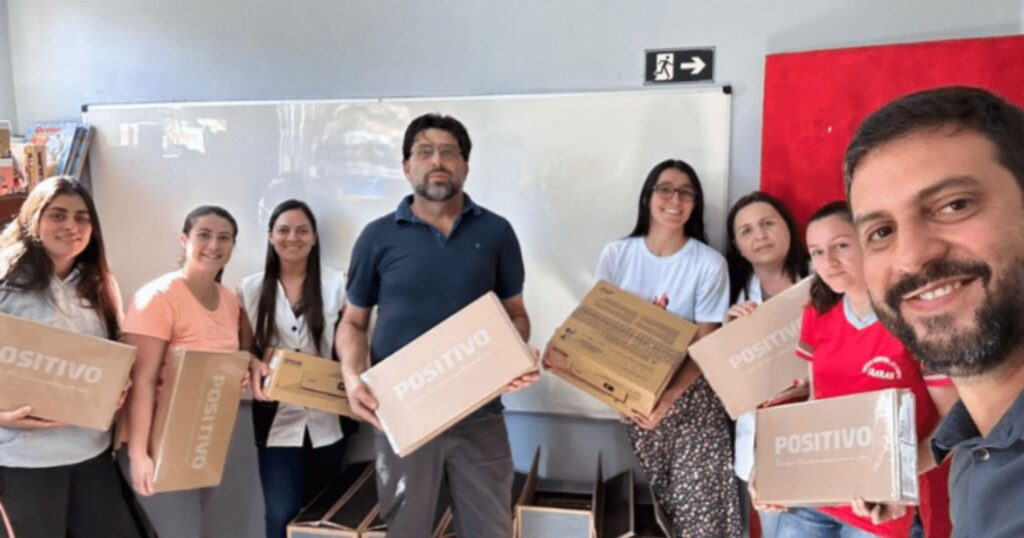 Cel Domingos Soares recebe kits de informativa e multimídia do Projeto Aprender Conectado