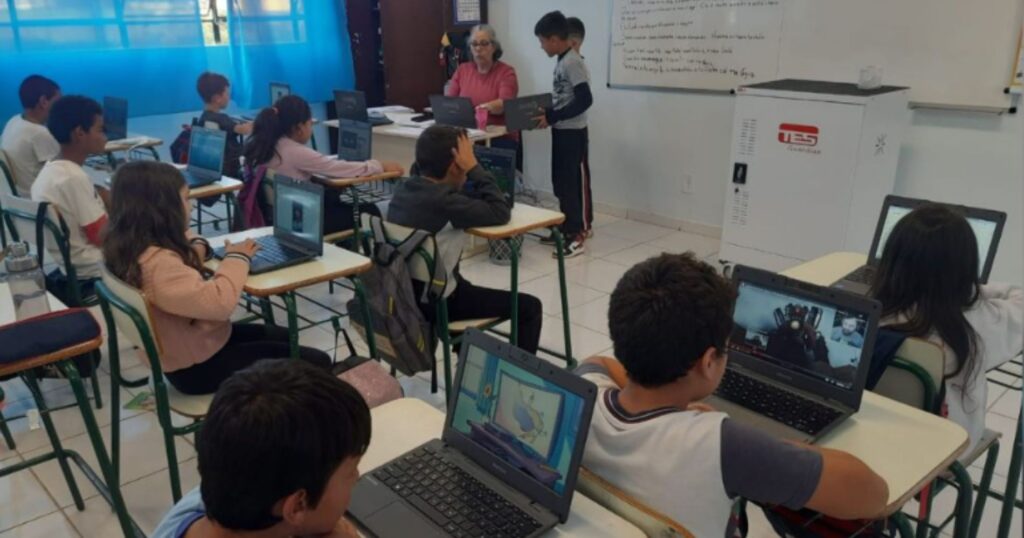 Escolas de Cel Domingos Soares recebem notebooks educacionais para integração tecnológica