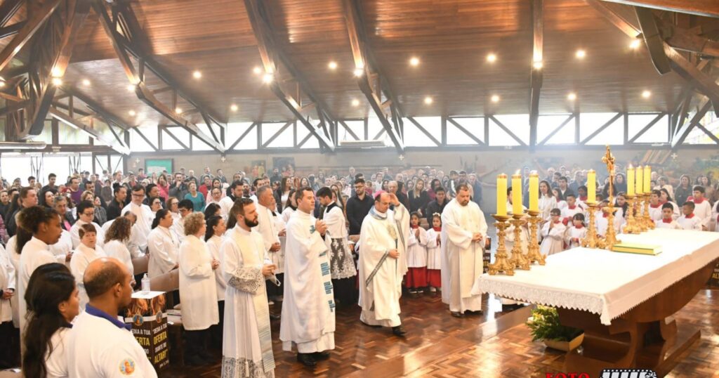 Multidão na catedral marca a posse do novo administrador paroquial