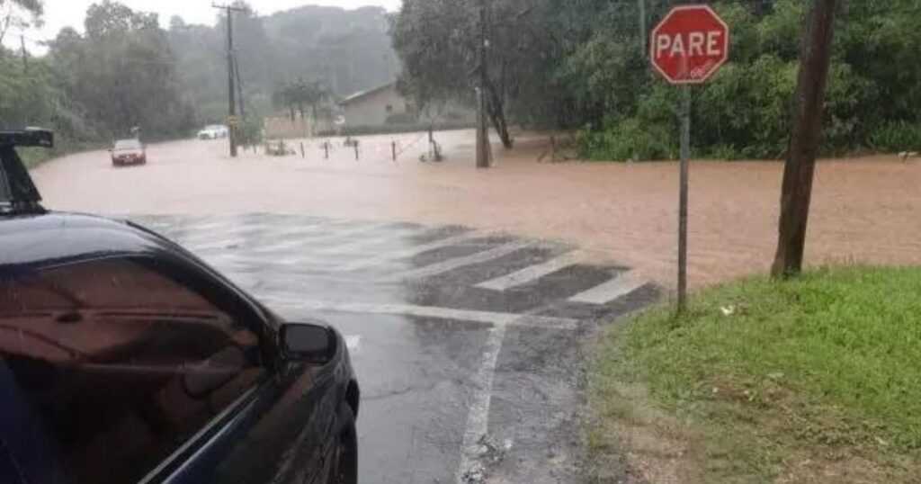 Paraná é atingido por temporal, e temperaturas podem diminuir em algumas áreas.