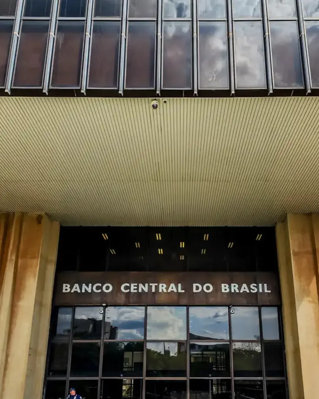 Banco Central eleva Selic para 13,25% ao ano diante de incertezas econômicas e inflação alta