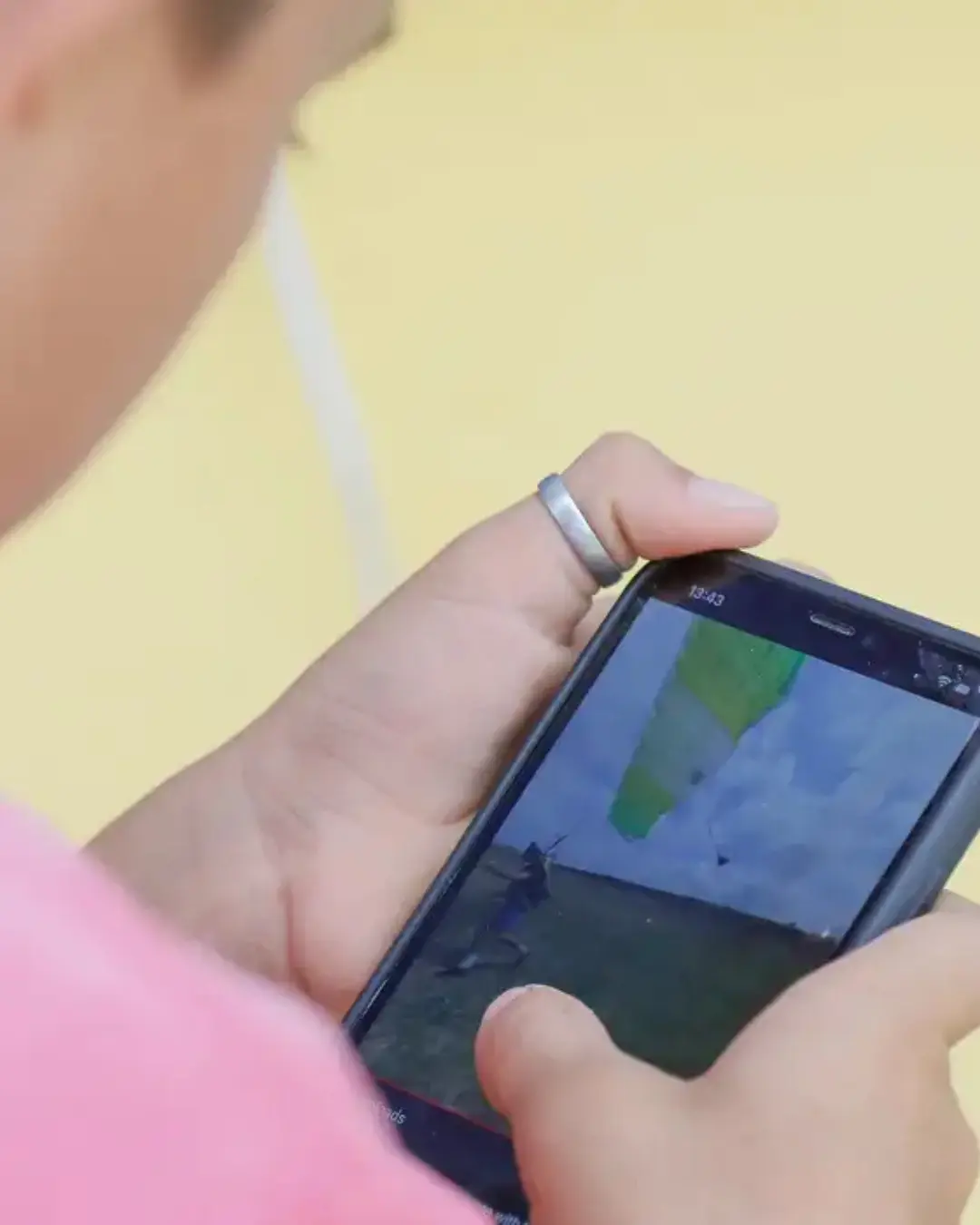 Lei 15.100/2025 proíbe celular em toda a educação básica e aguarda regulamentação do MEC