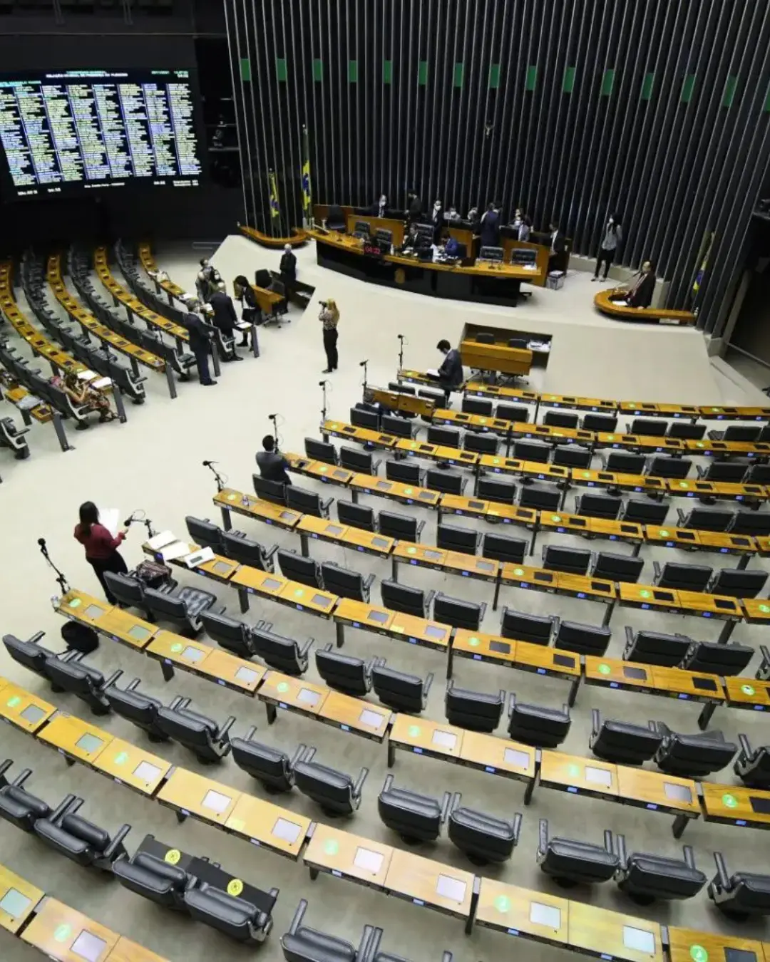 Câmara aprova criminalização do uso de IA para criar imagens falsas de nudez ou sexo