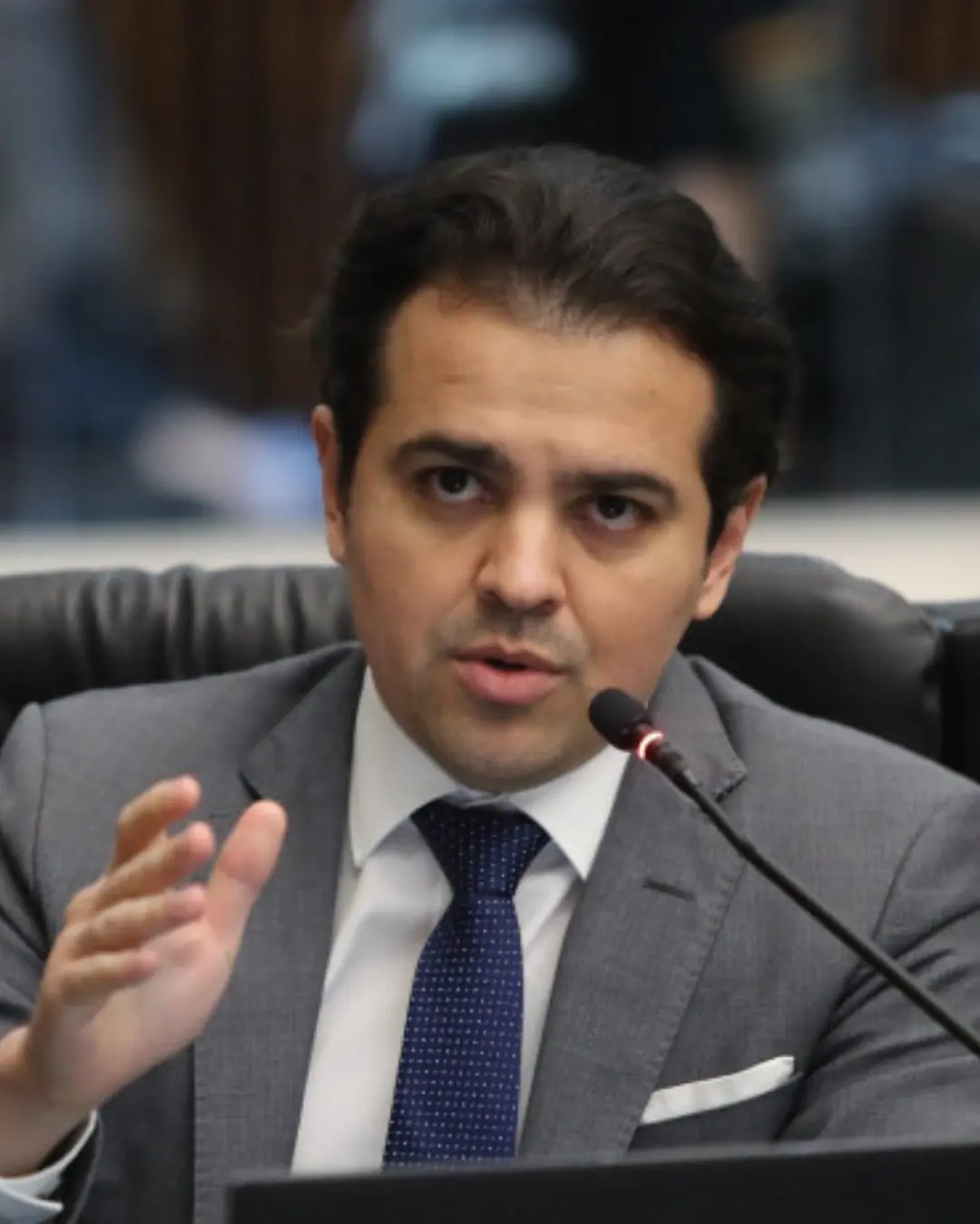 Deputado propõe proibição de músicas com apologia ao crime, drogas ou conteúdo sexual em escolas estaduais