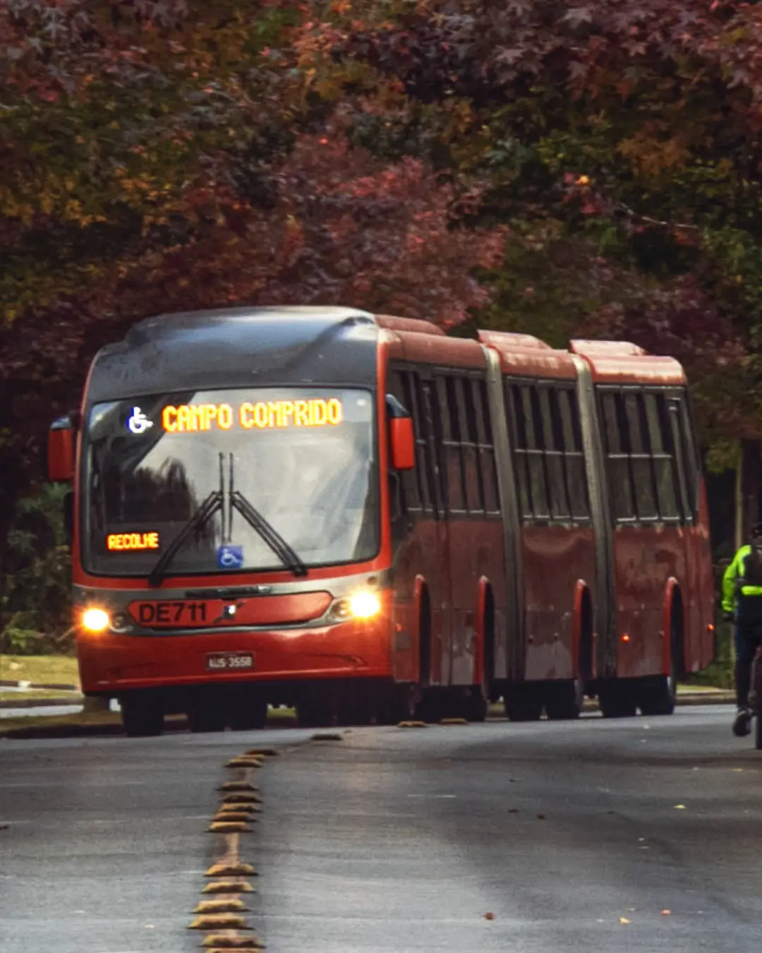 Câmara de Curitiba aprova multa de 100 tarifas por “rabeira” em ônibus com veículos não motorizados