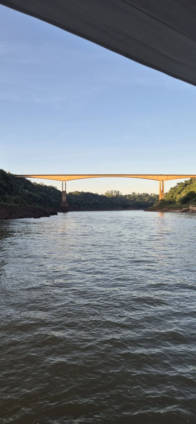 Imagem De Destaque - Participantes Do Congresso Da Adjori/Pr Contemplam Belezas Naturais Da Tríplice Fronteira No Kattamaram Ii